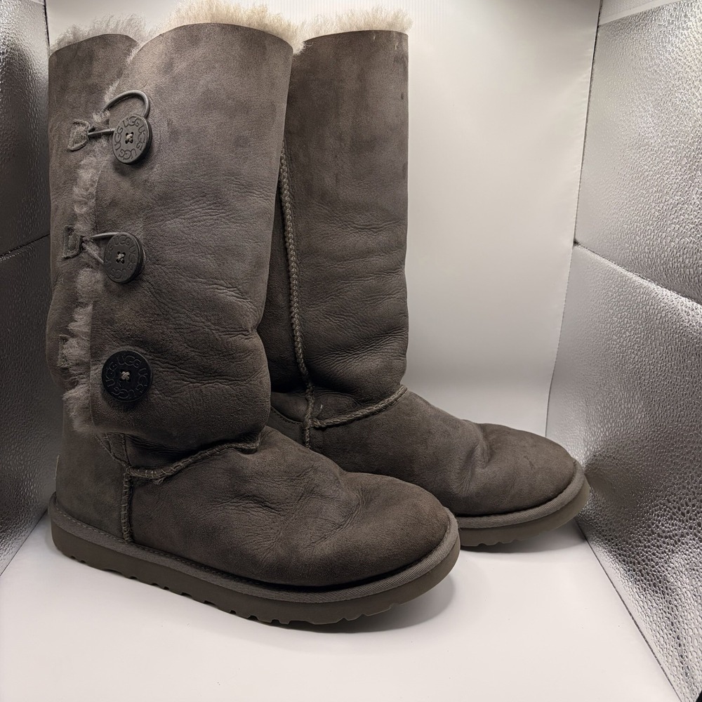 UGG Australia Bailey Button Triplet Boots Womens 9 Gray Sheepskin Winter 1873